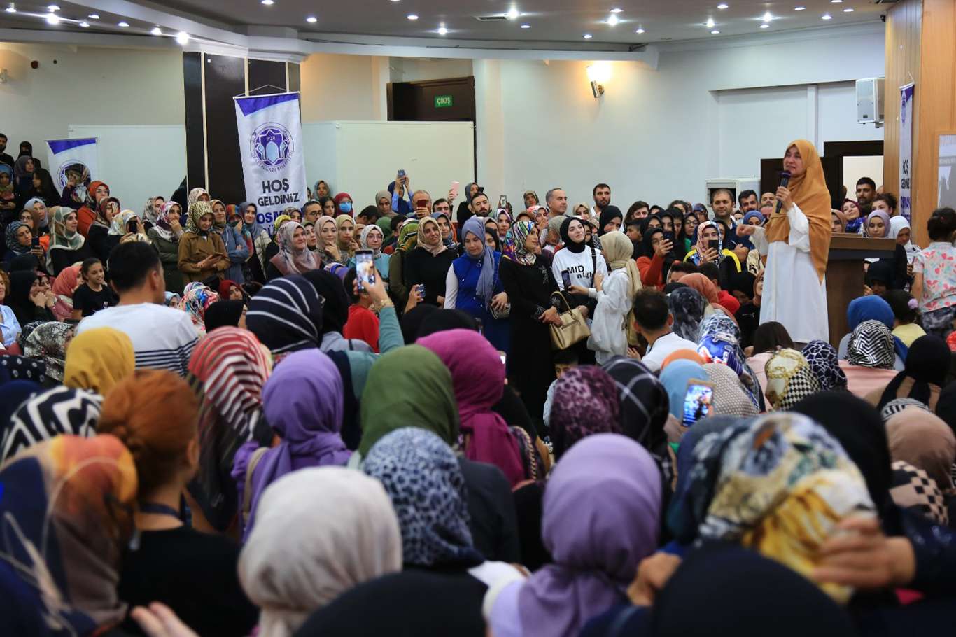 Yazar Saliha Erdim: Aile dünyaya gelmenin eşiği ve insan olmanın beşiğidir Yazar Saliha Erdim: Aile dünyaya gelmenin eşiği ve insan olmanın beşiğidir
